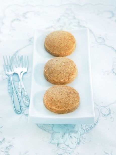 Polvorones con almendras y dátiles