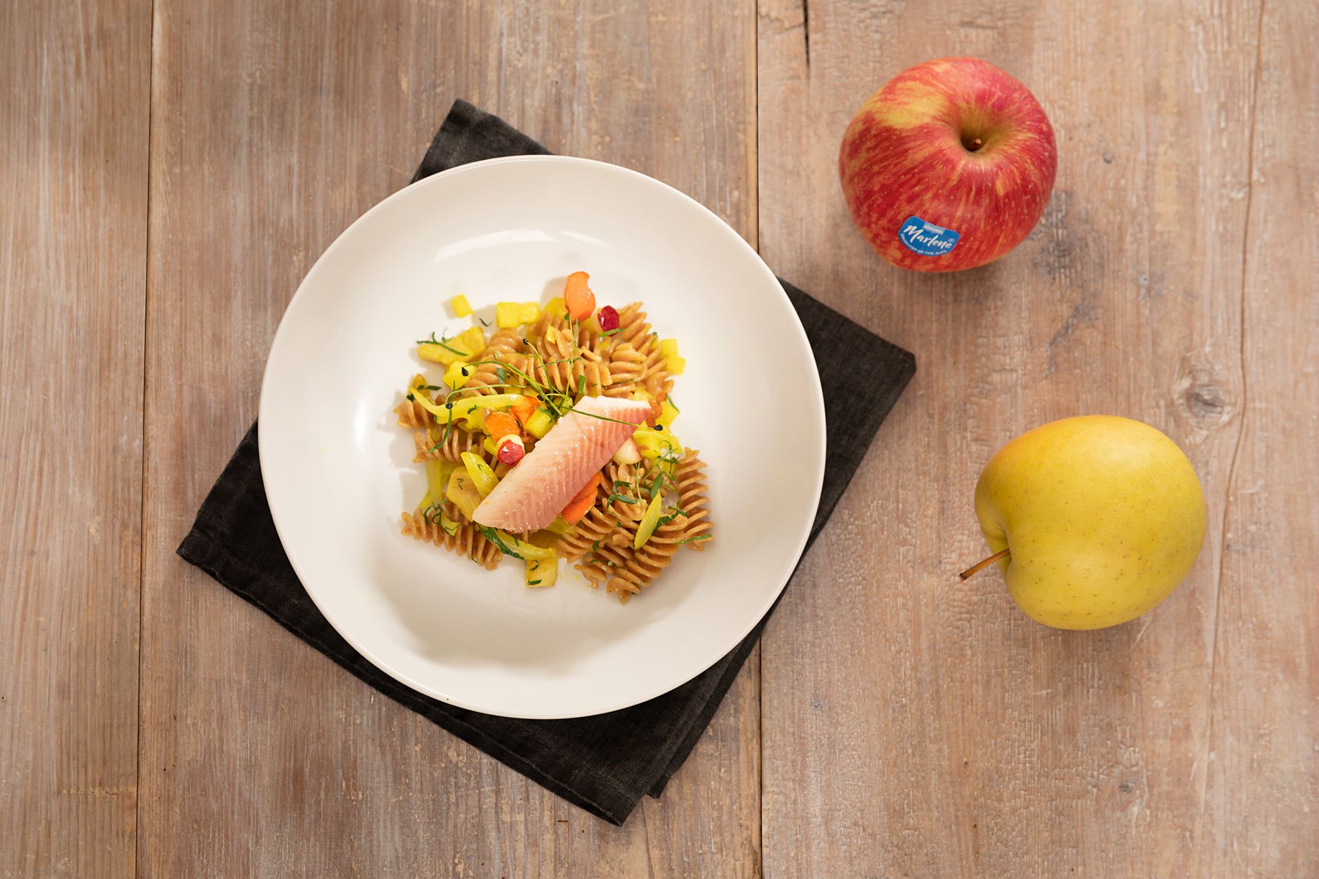 Pasta d'espelta integral amb pomes, cebes, arrel de cúrcuma i truita fumada