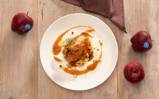 Pit de gallina de Guinea sobre llit de polenta integral amb pomes, nous i salsa amb vinagre de poma