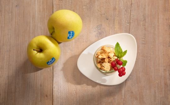 Strudel de manzana en vasito con crumble de canela