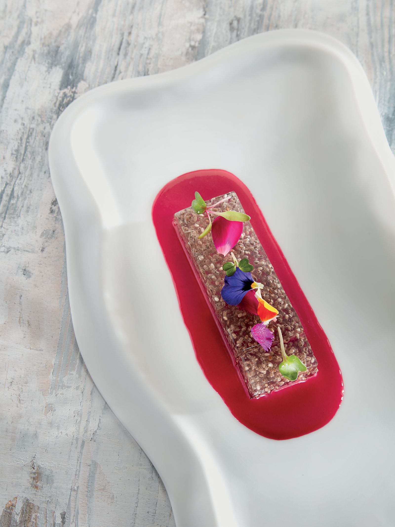 Gelatina de xia i mançanilla amb salsa cítrica de remolatxa