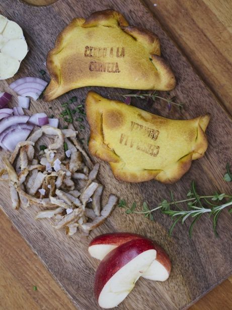 Empanadas de cerdo ahumado con chutney de manzana y cerveza doble malta