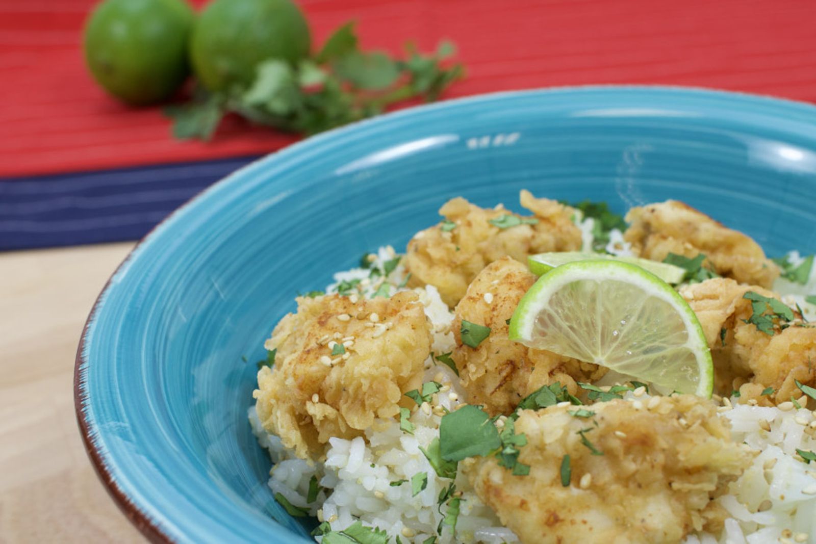Bol d’arròs thai amb peix arrebossat, llima i coriandre