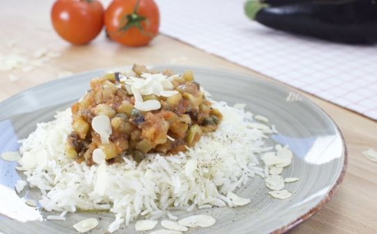 Arròs basmati amb albergínia, tomàquet, tàperes i olives