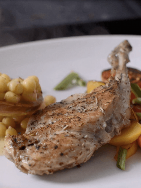 Confit de muslos de conejo y salteado de melocotón