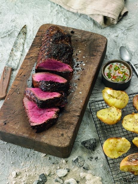 Filet de bou a la brasa amb salsa criolla i patates al caliu