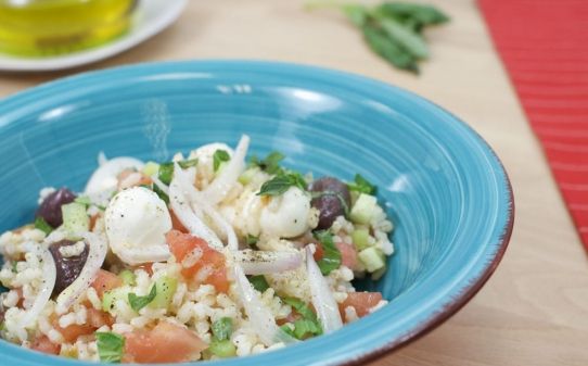 Ensalada de arroz, tomate, mozzarella y albahaca
