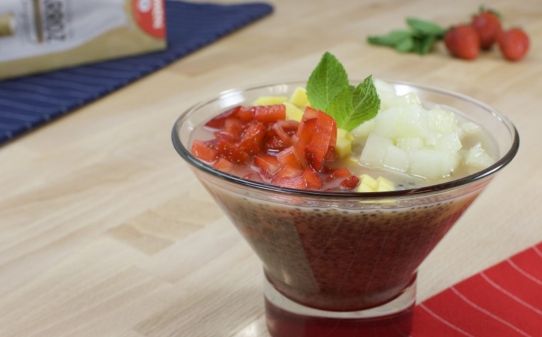 Copa de bebida de arroz, chia y frutas de verano