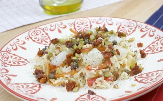 Arroz con verduras al horno y bacalao desgajado con olivas picadas