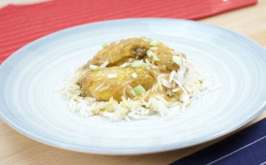 Aletas de pollo asiáticas con arroz thai