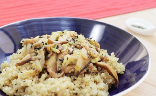 Salteado de verduras asiáticas con guarnición de quinoa