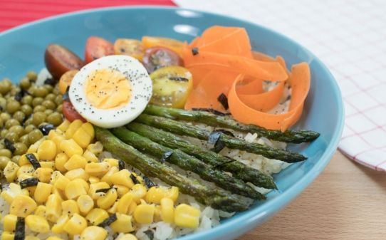 Bowl con verduras de primavera