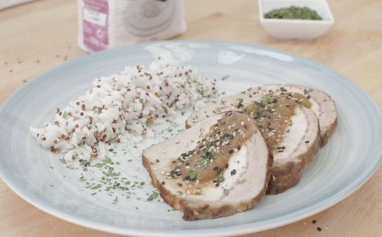 Lomo con salsa de cebolla y guarnición de quinoa