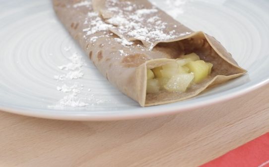 Creps de cacau amb fruita caramel·litzada