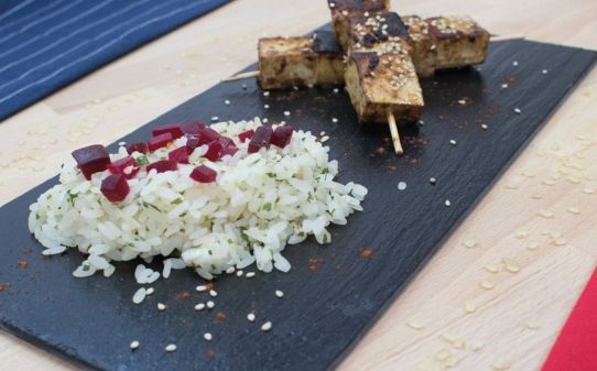 Broquetes de tofu amb guarnició d’arròs i remolatxa