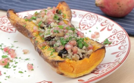 Calabaza rellena con arroz integral y toques de otoño