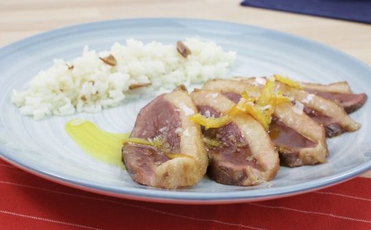 Magret de pato con salsa de naranja y guarnición de arroz al ajo