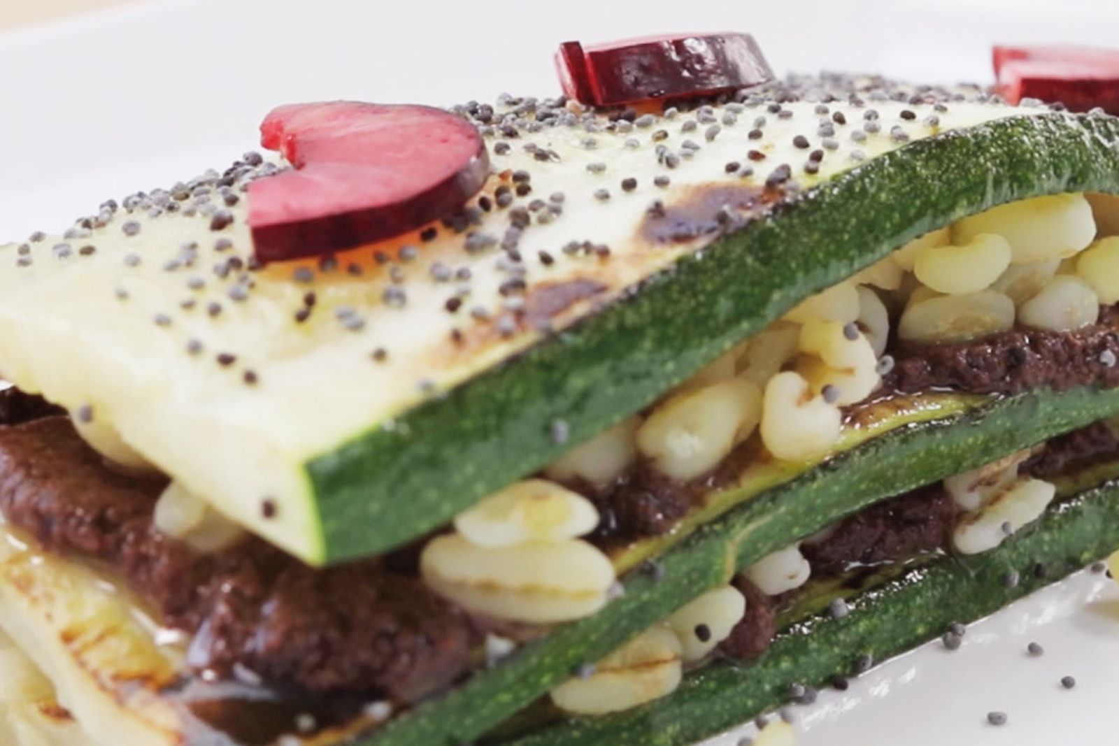 Lasanya de carbassó, blat tendre, olivada i tocs cruixents