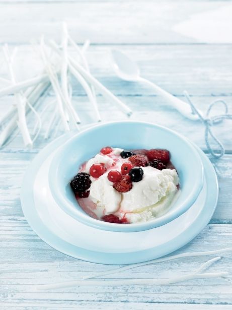 Helado de yogur con frutos rojos salteados