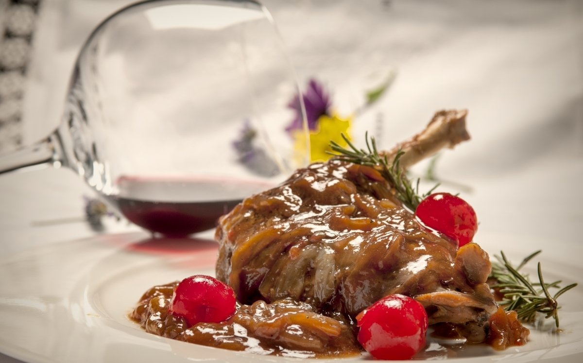 Gallo negro del Penedès con cerezas y cebolla caramel·litzada