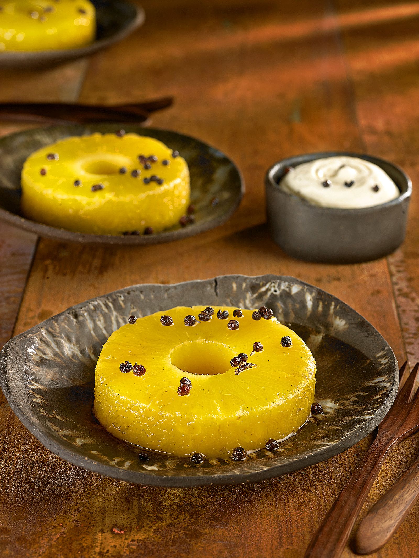 Pinya caramel·litzada amb escuma de pebre de Timut Pinya caramel·litzada amb escuma de pebre de Timut