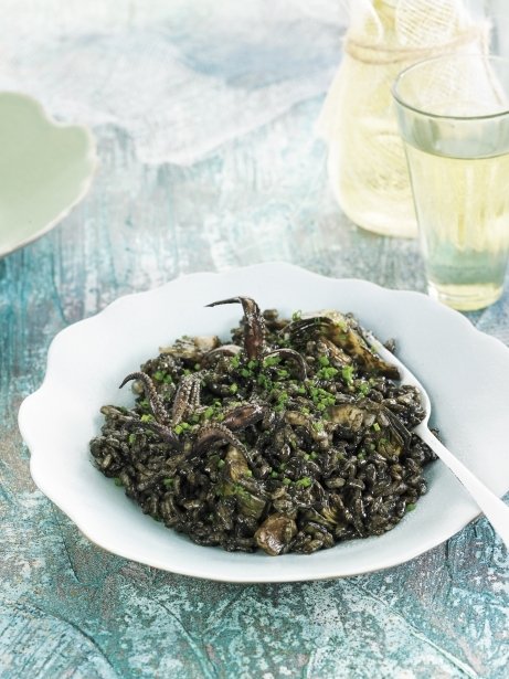 Arroz negro con alcachofas y calamares