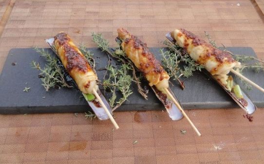 Yakitori de navalles i pollastre amb alls tendres