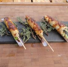 Yakitori de navalles i pollastre amb alls tendres