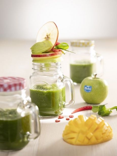 Batido verde con manzana, mango, milamores, bayas de goji, cilantro y guindilla