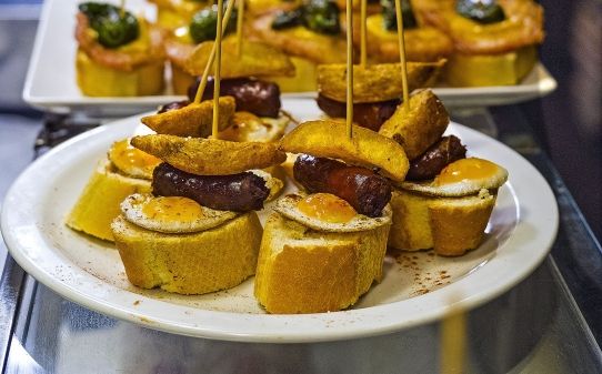 Pincho de chistorra con huevo de codorniz