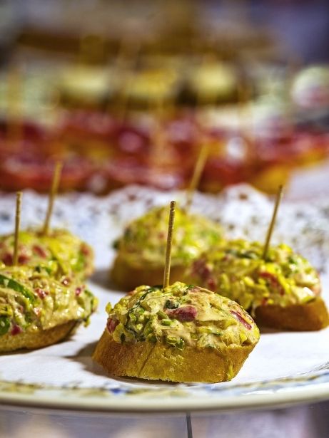 Pincho de ensalada de cogollos con atún