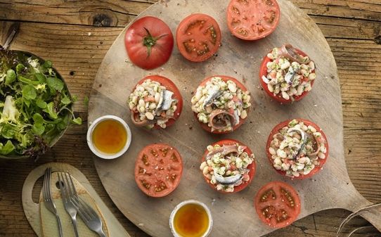 Tomate rosa relleno de empedrado