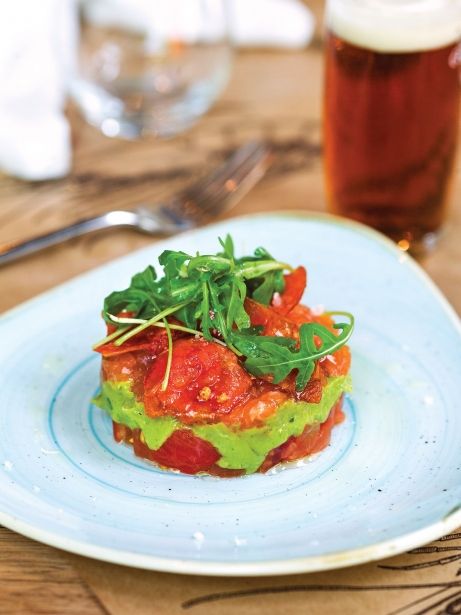 Tartar de salmón y aguacate con tomate