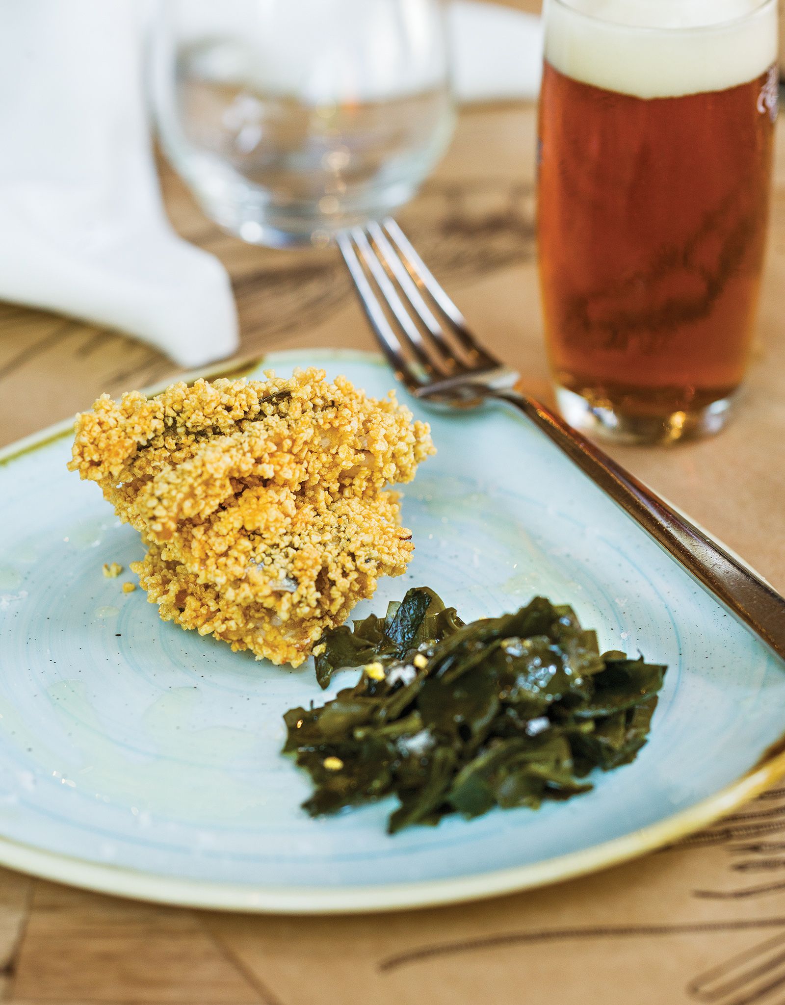 Fregitel·la de seitons i amanida d'alga wakame