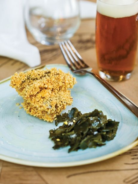 Fritura de boquerones y ensalada de alga wakame