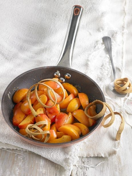 Saltat d'albercocs amb pebre i cruixent de cafè