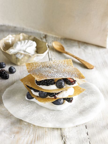 Milhojas de pasta brick con moras y arándanos