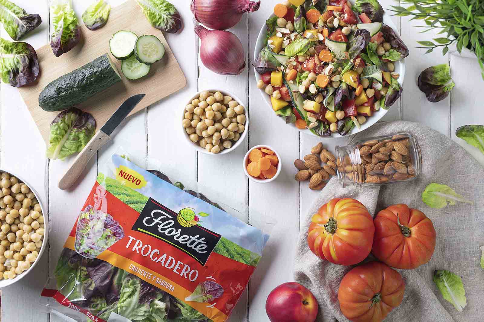 Amanida d'enciam trocadero amb cigrons i nectarina