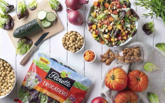 Ensalada de trocadero con garbanzos y nectarina