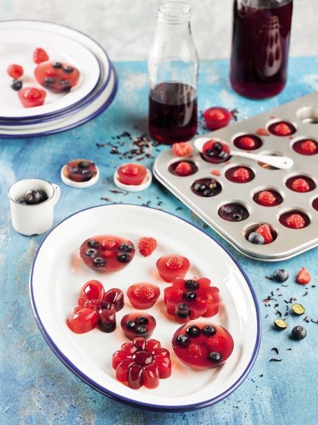 Agar-agar de infusión de hibisco con fruta roja y jengibre