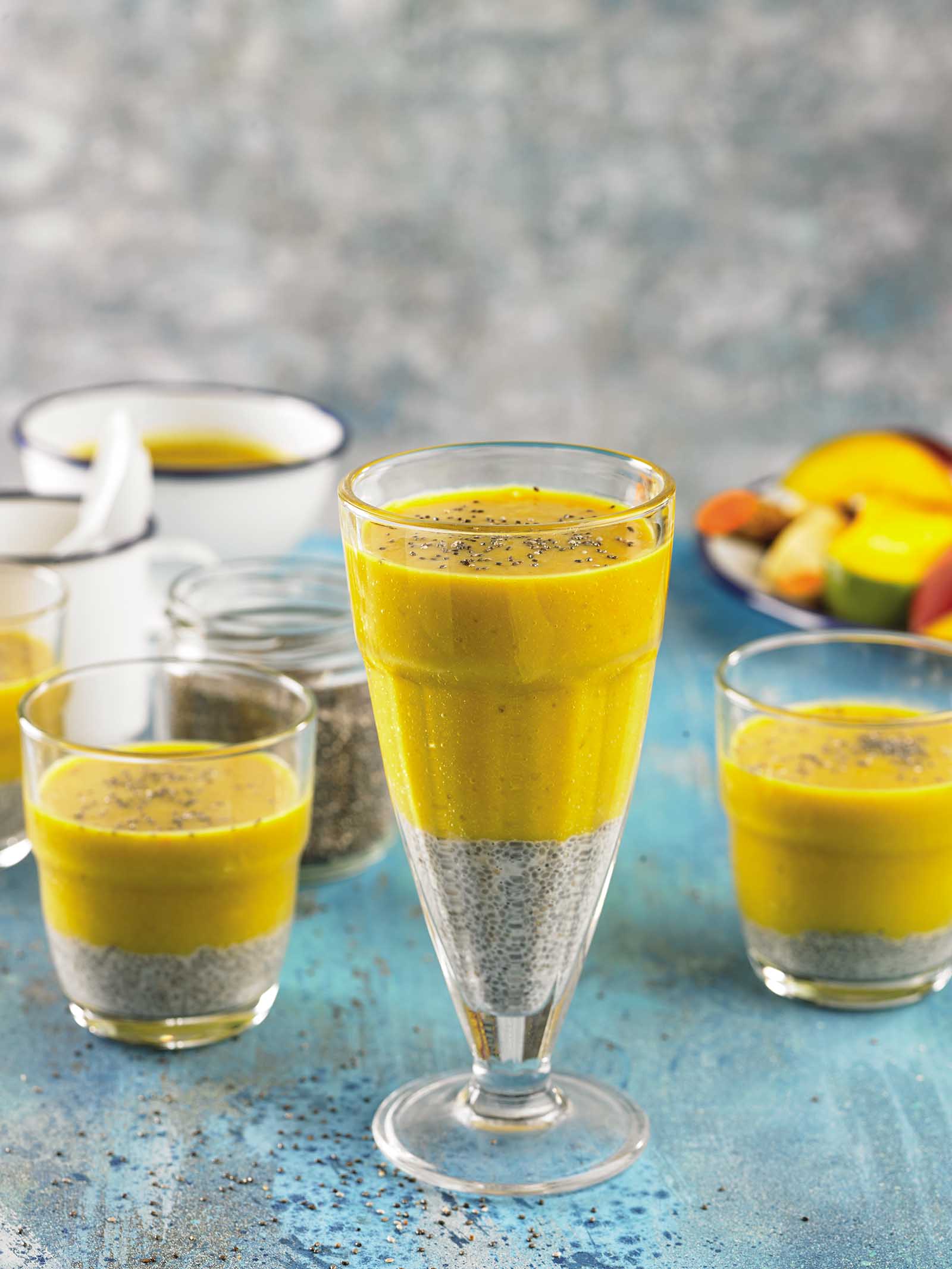 Batut de plàtan, mango i fruita de la passió amb llavors de xia