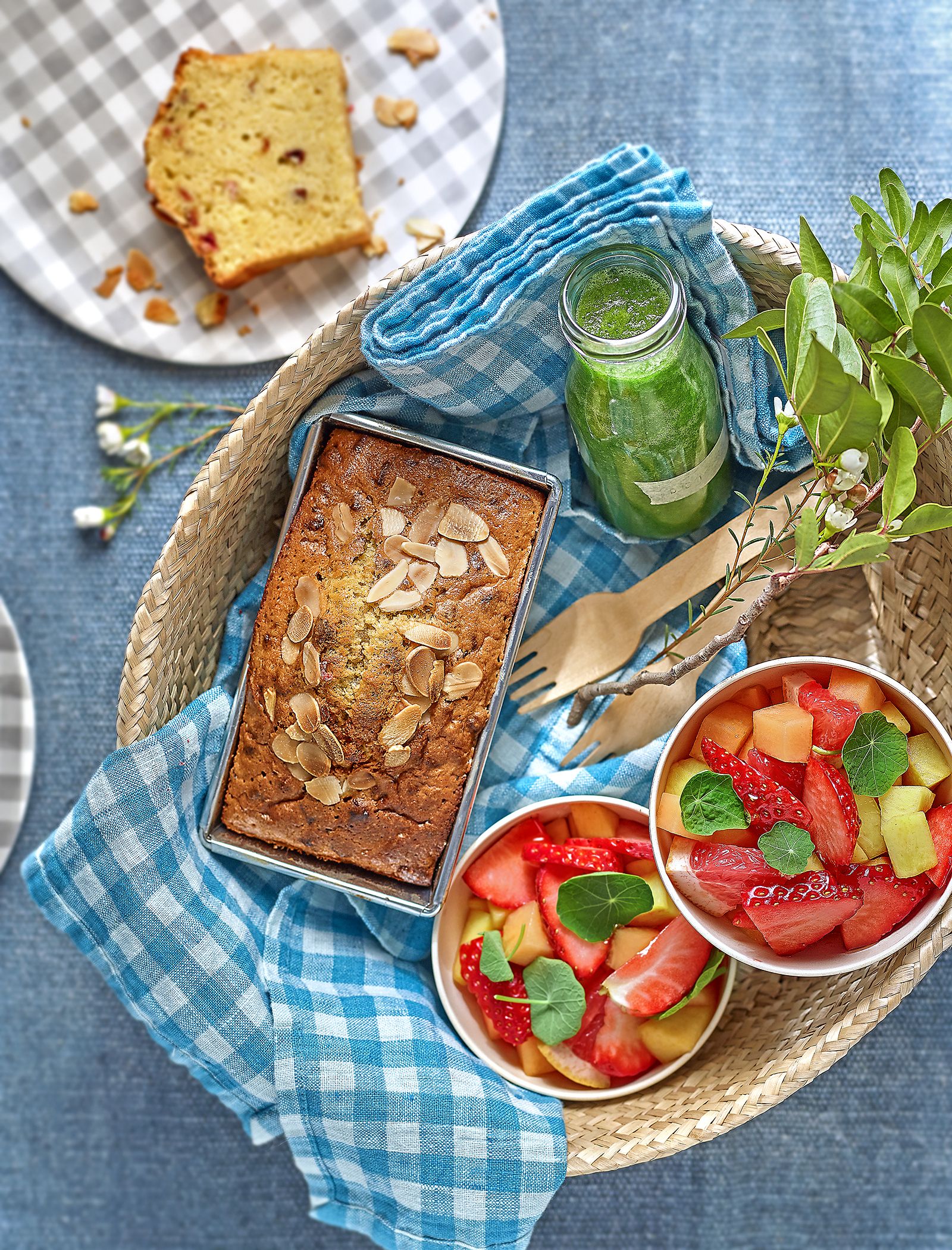 'Plum-cake' d'ametlla i macedònia de fruites 'Plum-cake' d'ametlla i macedònia de fruites