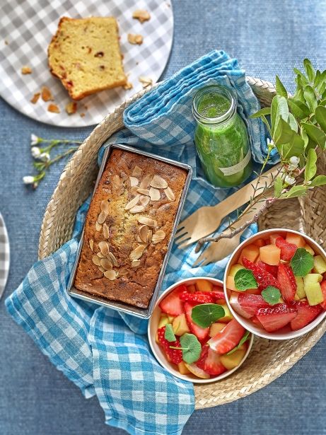 'Plum-cake' de almendra y macedonia de frutas