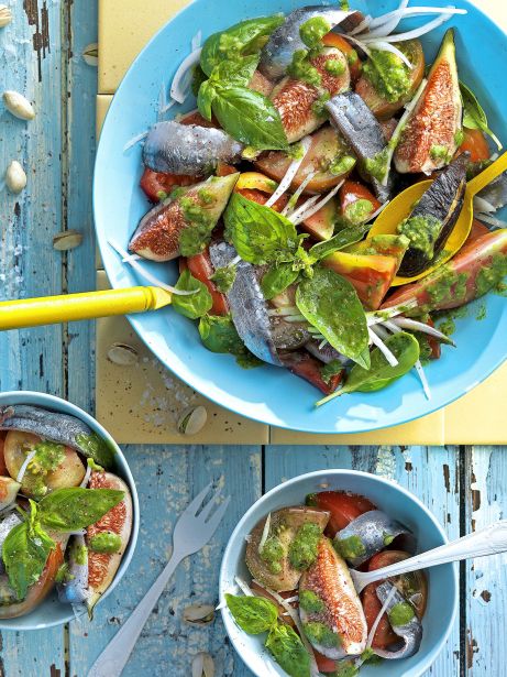Ensalada de tomates de temporada, brevas, sardinas curadas y vinagreta de pistachos