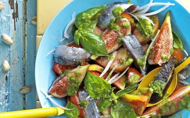 Amanida de tomàquets de temporada, figaflors, sardines curades i vinagreta de festucs
