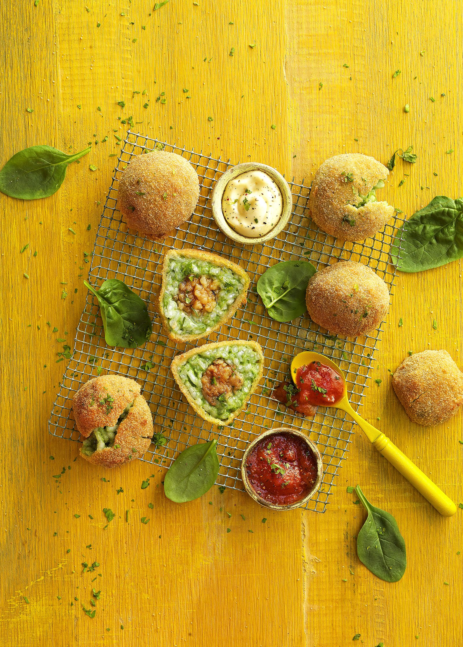 Arancina d'espinacs i pecorino trufat amb salsa de tomàquet