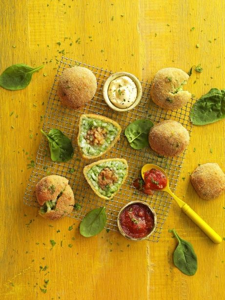 Arancina d'espinacs i pecorino trufat amb salsa de tomàquet