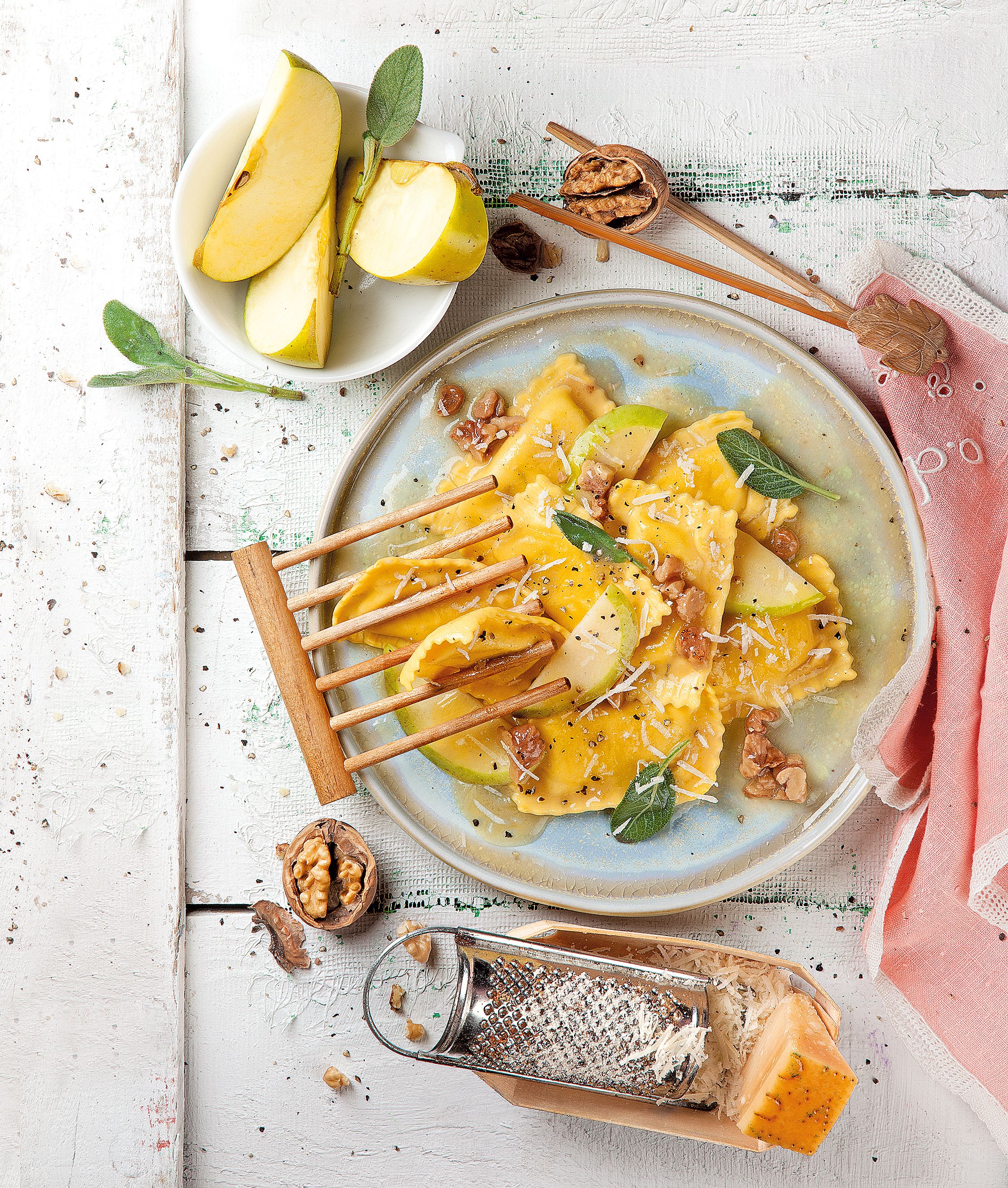 Raviolis de poma i foie amb salsa de nous i sàlvia