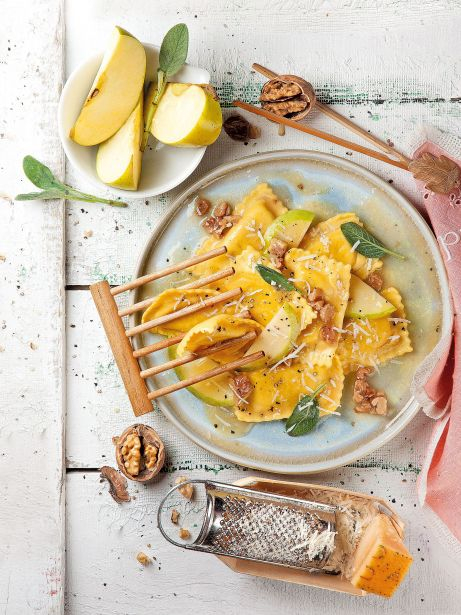 Raviolis de manzana y foie con salsa de nueces y salvia