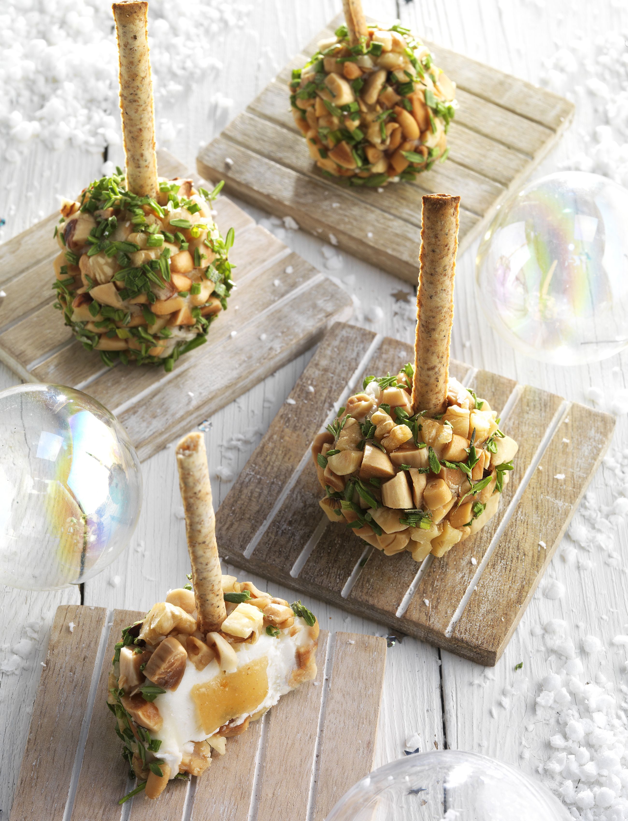 Boles de formatge de cabra farcides de codonyat, fruita seca i herbes aromàtiques